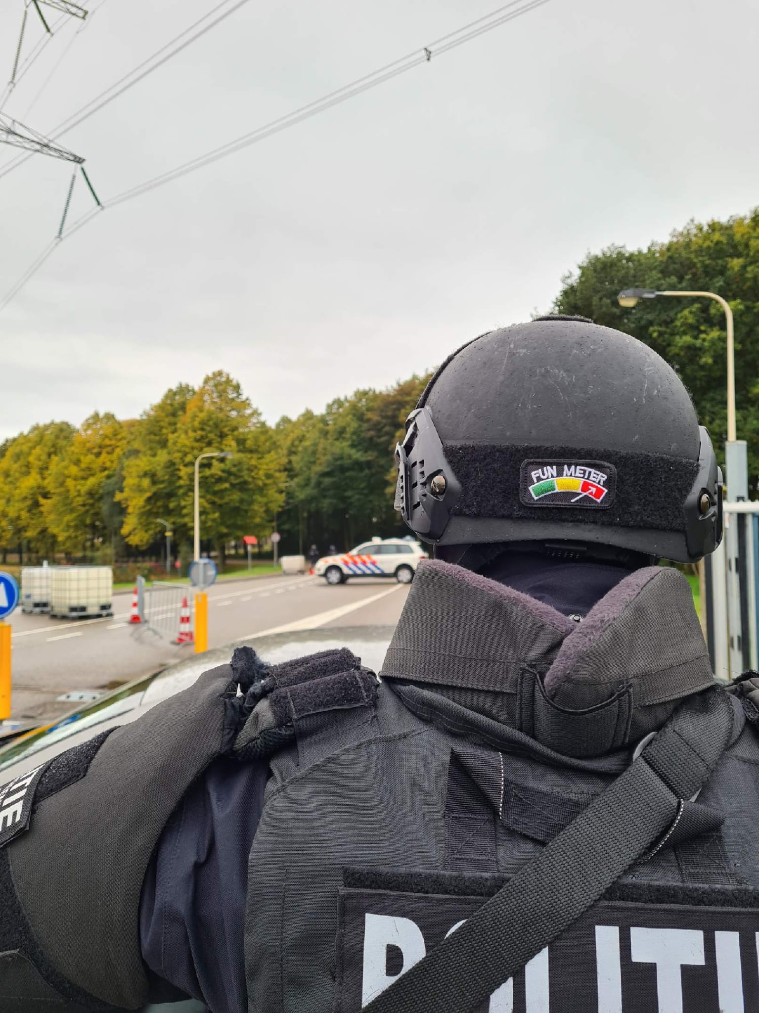 Helm met een Fun Meter-patch tijdens een politie-inzet